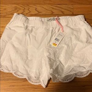 Vineyard Vines white shorts
